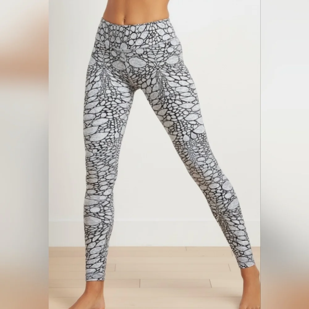 Alo Yoga Iguana Black Gray White Leggings Size XS